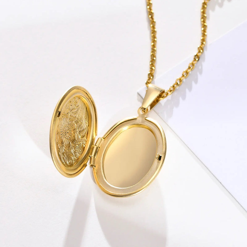Gold Oval Vintage Flower Locket
